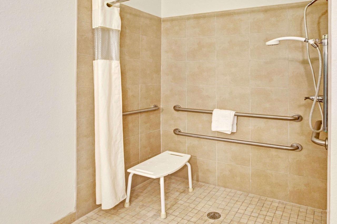 לה פורט Super 8 By Wyndham Laporte מראה חיצוני תמונה